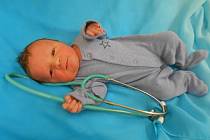 Šimon L. poprvé vykoukl na svět v porodnici Domažlické nemocnice 10. prosince 2022 s mírami 3290 gramů a 51 centimetrů.