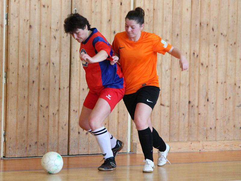 Zimní dívčí amatérská fotbalová liga: Šelmy Blovice (červené dresy) - Plánice 1:5