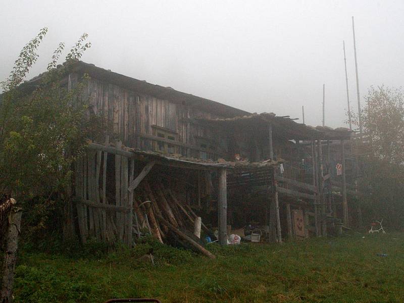 V tomto obydlí nedaleko Malče na Šumavě žije jedenáctičlenná rodina Mlčochova. 