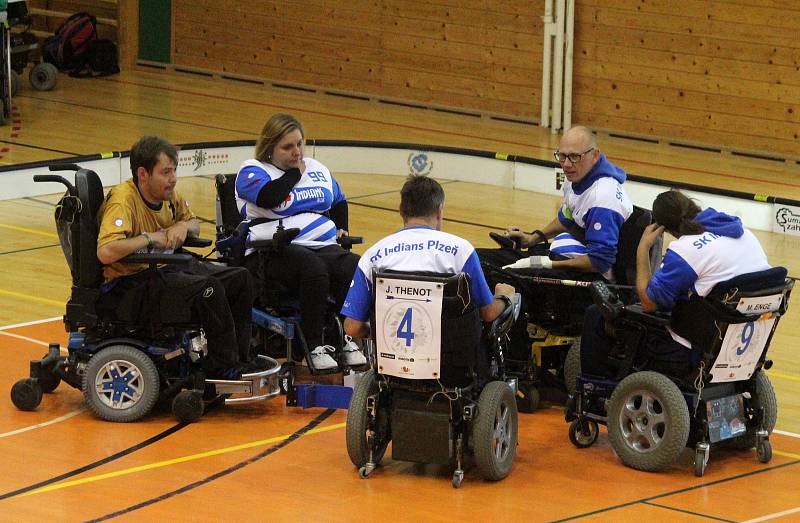 Úvodní kolo powerchair hockey ligy se vydařilo.