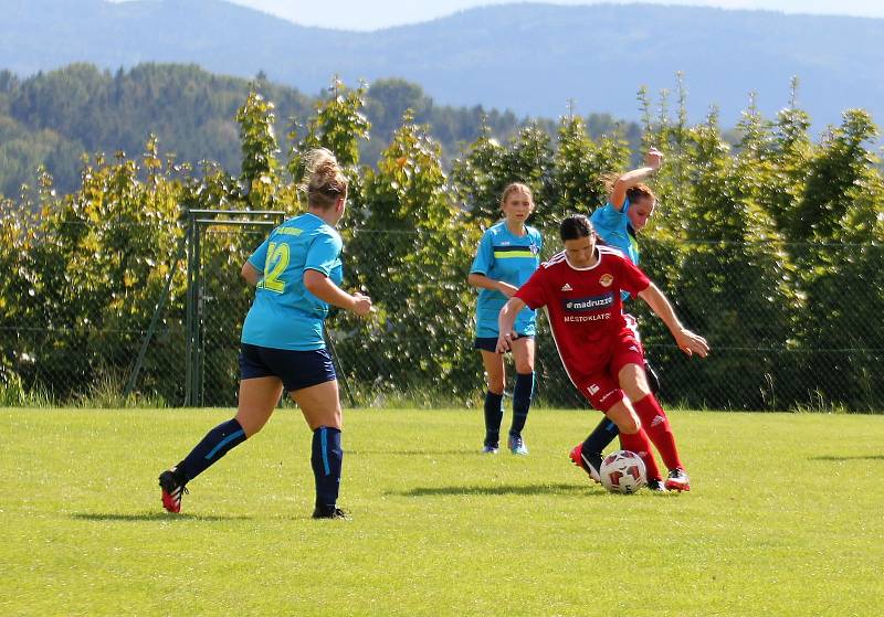 Na podzim fotbalistky SK Klatovy 1898 (červené dresy) porazily Borovany (modré dresy) 7:2. A uspěly i v nedělní odvetě, tentokrát 9:1.