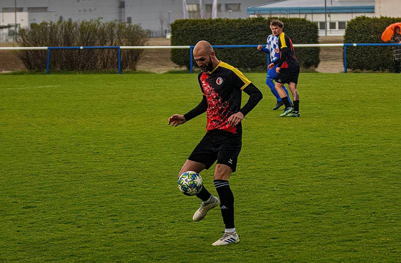 Fotbalisté FK Okula Nýrsko (na archivním snímku hráči v modrobílých dresech) skončili v letošní sezoně krajského přeboru na druhém místě.