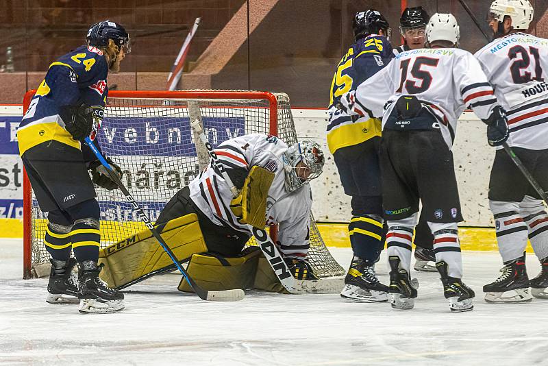 SHC Klatovy (na archivním snímku hokejisté v bílých dresech) v sobotu proti Stadionu Vrchlabí nehrál. Toho využil Jablonec, který prohrál v Chebu po nájezdech, ale díky získanému bodu Západočechy v tabulce přeskočil.