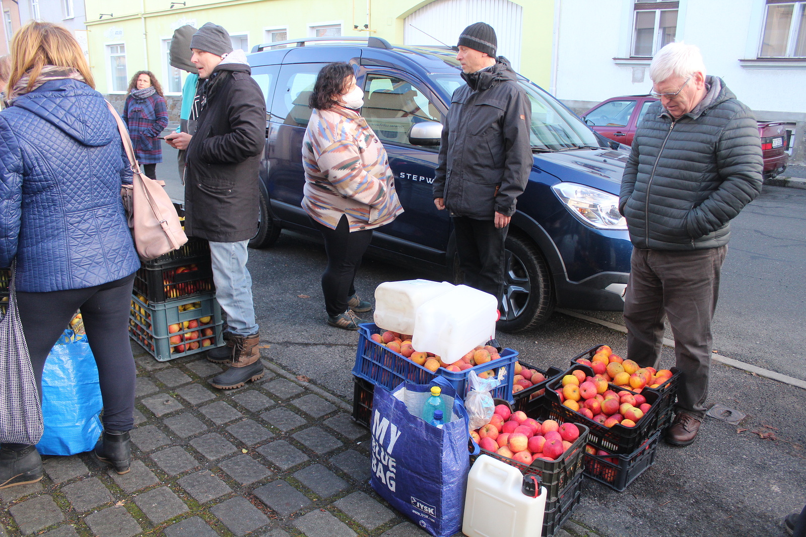 O vánoční moštování v Klatovech byl obrovský zájem, lidé nosili bedny jablek  - Klatovský deník