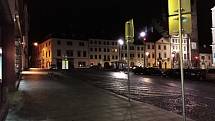 Prázdné náměstí a ulice v Klatovech po 21. hodině.