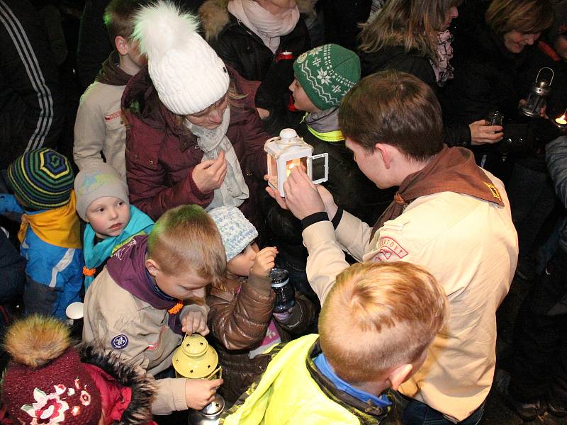 Skauti rozdávali v Klatovech Betlémské světlo.