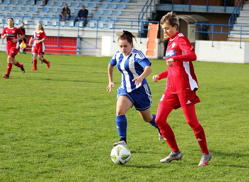 9. kolo divize žen, skupina C: SK Klatovy 1898 (na snímku fotbalistky v červených dresech) - TJ Jiskra Domažlice 1:1 (1:0).