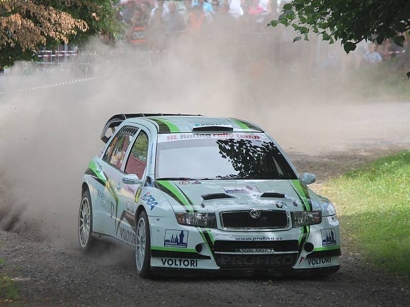 Posádky při předstartovní show a na tratích Rally Agropa