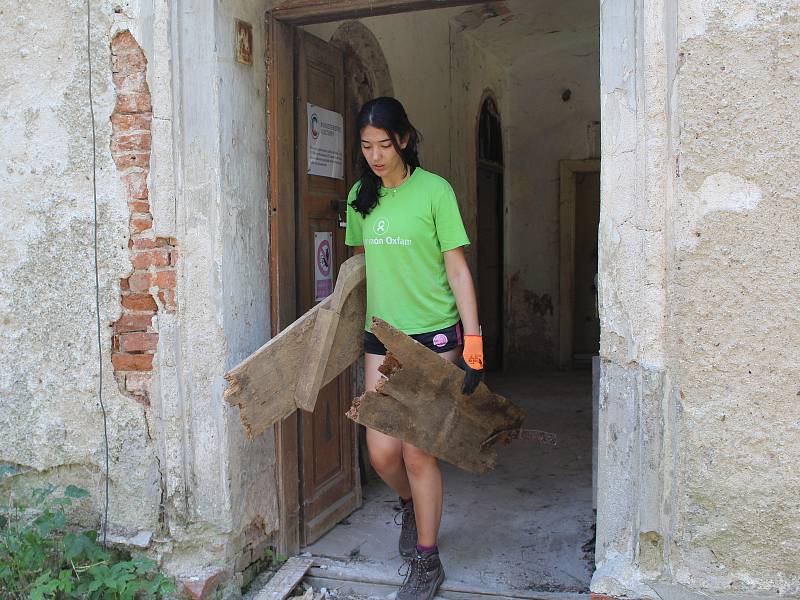 Dobrovolníci z různých zemí pomáhají ve Veselí na Klatovsku zachránit chátrající zámek.