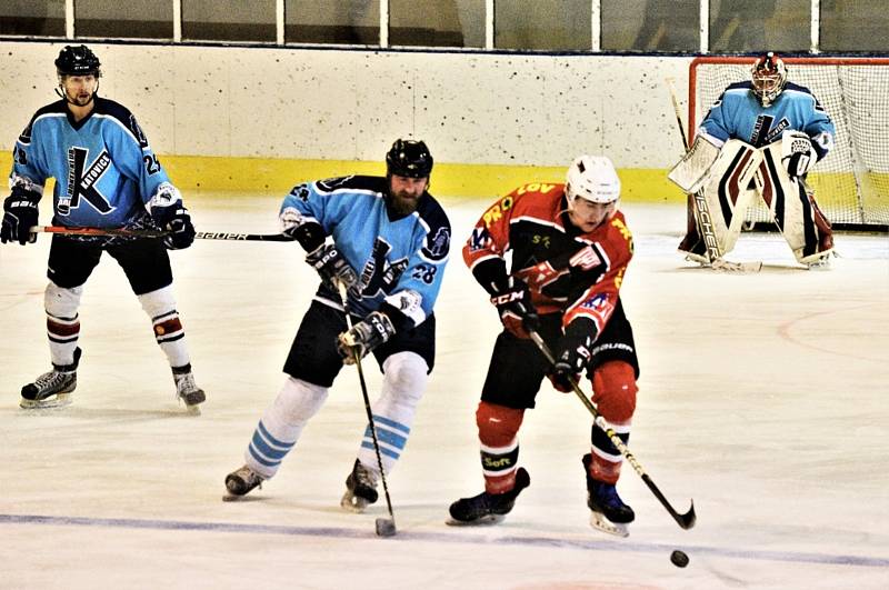 Hokejisté TJ START Luby (na archivním snímku hráči v černo-červených dresech) vedli s HC Rokycany už 3:0, ale nakonec museli přijmou porážku 3:5.