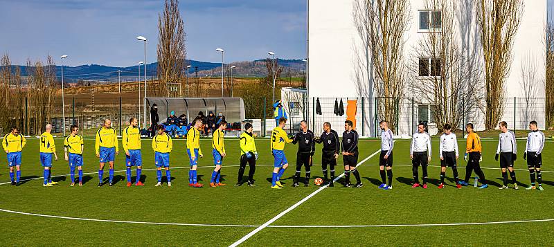 Z archivu: Fotbalisté TJ Sokol Mochtín (žlutí) porazili Svéradice 6:1.