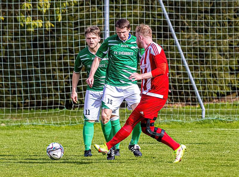 Fotbalisté FK Svéradice (na archivním snímku hráči v zelených dresech) cestují v neděli do Mochtína v roli outsidera. Překvapí domácí výběr?