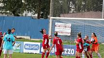 SK Klatovy 1898 (na archivním snímku fotbalistky v červených dresech) porazily na podzim Spartak Kaplice (modré dresy) 4:2. A dokázaly uspět i v jarní odvetě na hřišti soupeře.