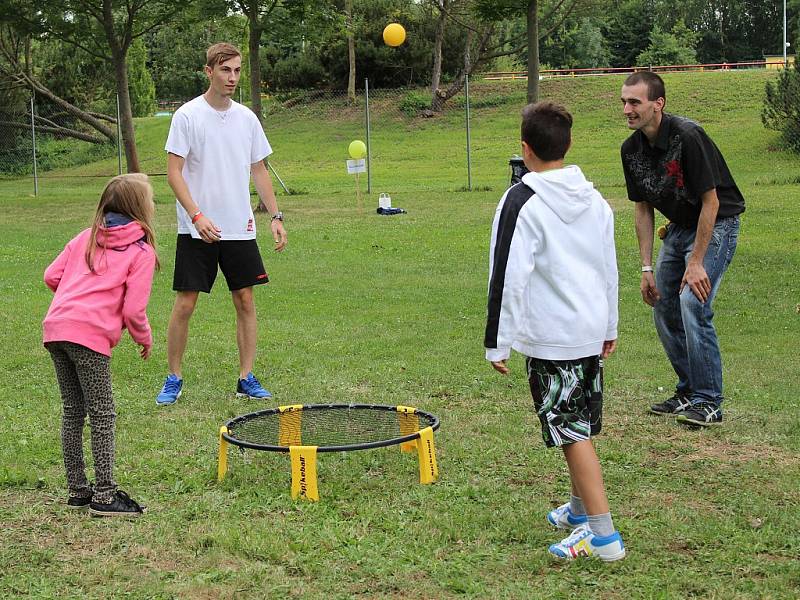 Během festivalu Open Air Lázně v Klatovech vystoupil zpěvák Ben Cristovao.