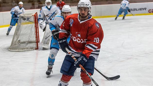 Hokejisté HC Stadion Cheb (na archivním snímku hráči v bílých dresech) porazili ve středečním utkání 12. kola nadstavby SHC Klatovy (červení).