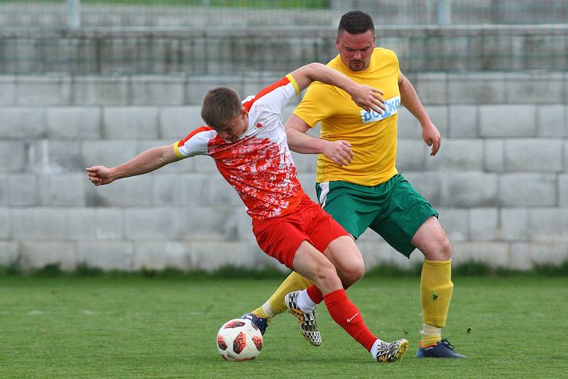 23. kolo KPM: Slavia Vejprnice - START Tlumačov (žlutí).