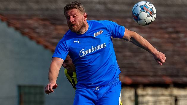 Okresní přebor, 25. kolo: TJ Sokol Hradešice (na snímku fotbalisté ve žlutočerných dresech) - TJ Sokol Vrhaveč (modří) 1:0.