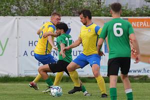 FORTUNA divize A, 22. kolo: SK SENCO Doubravka (fotbalisté ve žlutých dresech) - FK Příbram B 4:2.