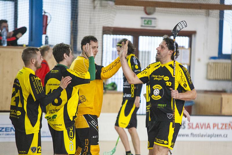 Florbalisté Sport Clubu Klatovy (na archivním snímku hráči v červenobílých dresech) porazili FBC RAMOS Rokycany B 7:0, ale těsně podlehli mladíkům z Karlových Varů.