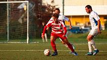 Fotbalisté TJ Sušice B (na archivním snímku fotbalisté v bílých dresech) zvítězili na hřišti Janovice 6:3 a přezimují na pátém místě.