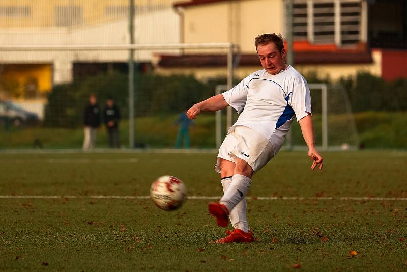 Fotbalisté TJ Sušice B (na archivním snímku fotbalisté v bílých dresech) zvítězili na hřišti Janovice 6:3 a přezimují na pátém místě.