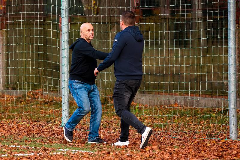 Fotbalisté TJ Sušice B (na archivním snímku fotbalisté v bílých dresech) zvítězili na hřišti Janovice 6:3 a přezimují na pátém místě.