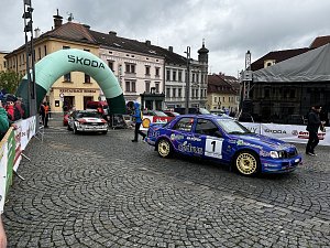 Start 32. ročníku Historic Vltava Rallye na náměstí v Klatovech.