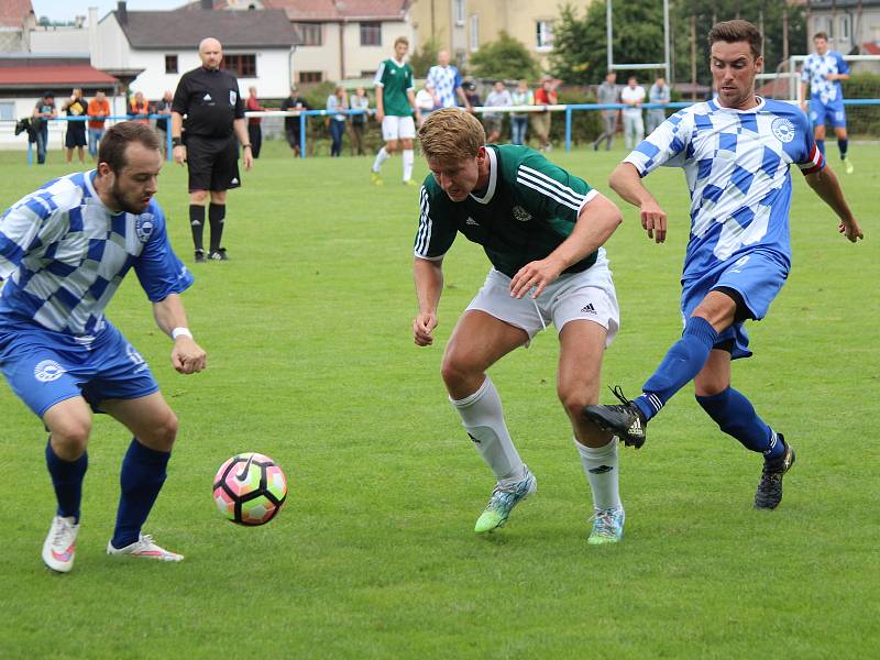 Fotbalisté FK Okula Nýrsko (na archivním snímku hráči v modrobílých dresech) doma porazili Bolevec, kouče ale zklamala předvedená hra.