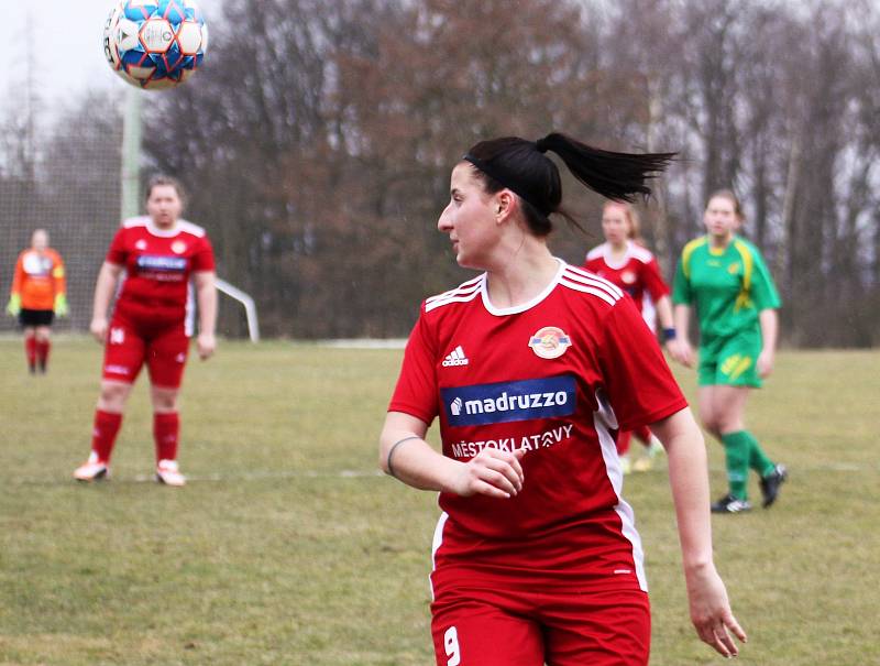 Zimní příprava: SK Klatovy 1898 (na snímku fotbalistky v červených dresech) - TJ Blatná 6:0.