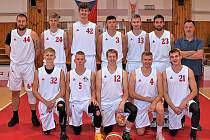 Basketbalisté BK Klatovy (na archivním snímku hráči v bílých dresech) těsně prohráli na Slavii, ale pak porazili Beroun.