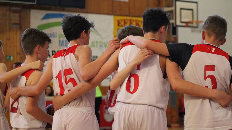 BK Klatovy U14 (v bílém) - BK Teplice U14 46:28 - fotogalerie z pátečního zápasu.