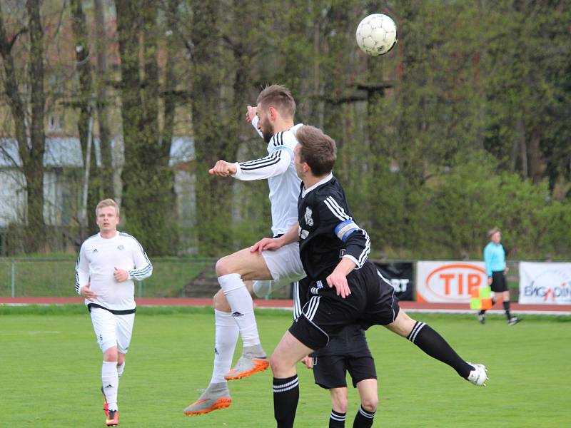 Zápas Fortuna divize skupiny A TJ Sušice (bílí) vs. MFK Dobříš. Výsledek 1:3.