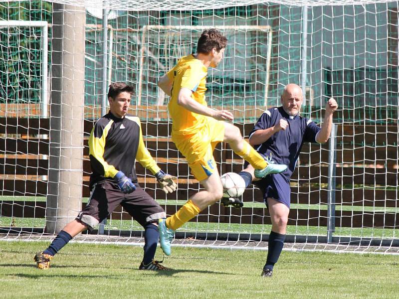 IV. třída sk. A 2015/2016: Měcholupy B (žluté dresy) - Křenice 1:2