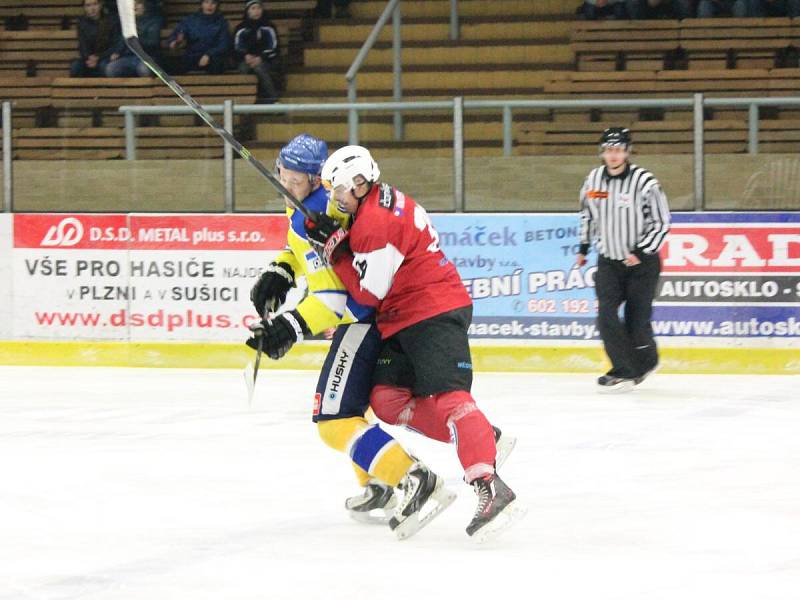 Třetí čtvrtfinále play-off druhé ligy: SHC Klatovy (červené dresy) - HC Kobra Praha 7:3