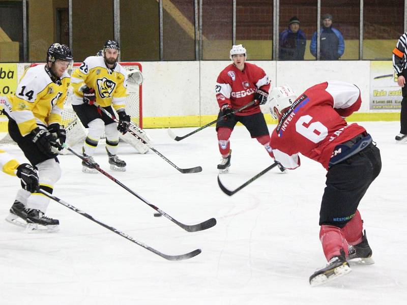 2. liga play-off 2016/2017: SHC Klatovy (červené dresy) - HC Moravské Budějovice 2005 5:2