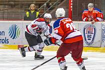 Hokejisté HC Klatovy (na archivním snímku hráči v bílých dresech) porazili v posledním kole základní části domácí Rokycany 8:5.