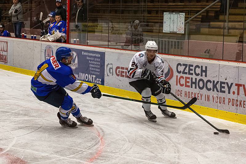 2. liga, skupina Západ (3. kolo): SHC Klatovy (na snímku hokejisté v bílých dresech) - HC Řisuty 6:3 (3:0, 1:1, 2:3).