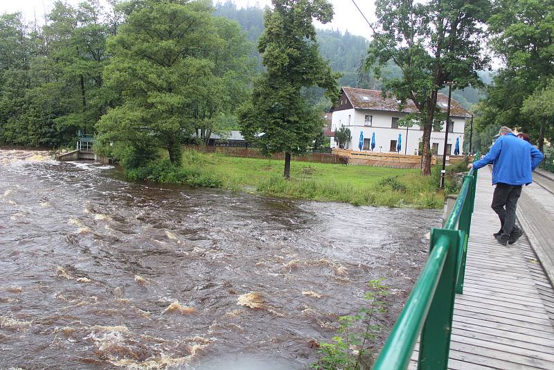 Rozvodněná Otava v Sušici, v Novém Městečku a v Rejštejně.