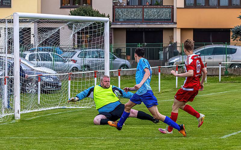 Fotbalisté TJ Sokol Mochtín (na archivním snímku hráči v modrých dresech) prohráli čtvrteční zápas 2. kola Poháru PKFS na půdě Horšovského Týna 6:8 po prodloužení.