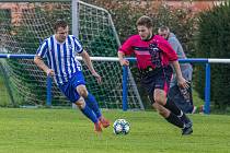 Na podzim vyhráli fotbalisté FK Okula Nýrsko (na snímku hráči v modrobílých dresech) 2:0, v sobotní odvetě na hřišti Nepomuku (růžové dresy) remizovali 1:1.