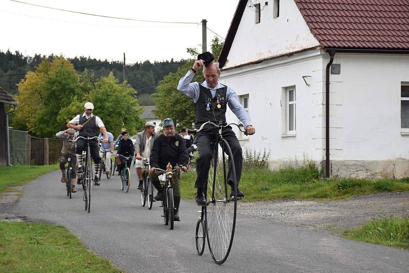 Jízda na historických kolech.