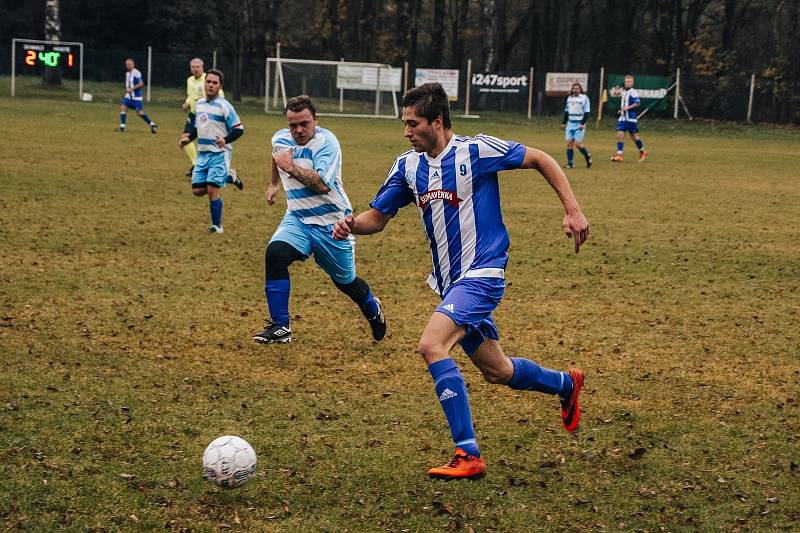 Fotbalisté TJ Sušice C (na archivním snímku hráči v tmavě modrých dresech) deklasovali na domácím hřišti Dešenice 7:1.