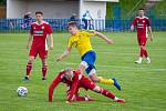 Fotbalisté SK Klatovy 1898 (na archivním snímku hráči v červených dresech) prohráli v Plzni na Doubravce těsně 0:1.