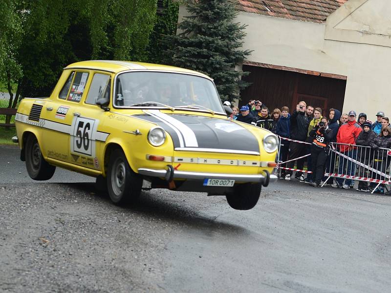 Posádky na tratích druhé etapy šumavských rally