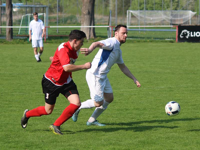 Záložní tým TJ Sušice (na archivním snímku hráči v bílých dresech) vyzrál na béčko Okuly Nýrsko, které porazil na jeho hřišti 4:2.