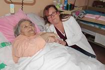 Dobrovolnice v sušické nemocnici Vlasta Faustová s pacientkou Vlastou Klímovou ze Sušice.