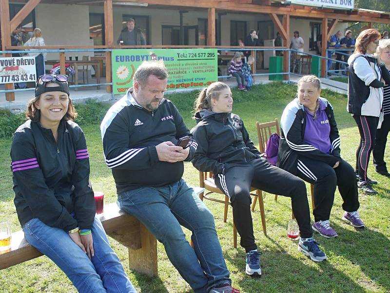 Dívčí amatérská fotbalová liga v malé kopané 2017: Andělky Velký Bor (fialové dresy) - Topovky Blovice 1:2. Foto: Yvetta Chmelová