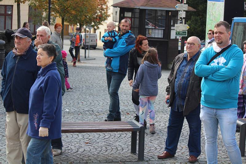 Sundávání zvonů z kostela sv. Markéty v Kašperských Horách.