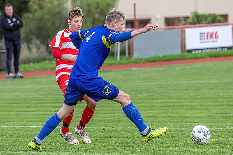 5. kolo OPM: FC Švihov (na snímku fotbalisté v červenobílých dresech) - TJ Sokol Chudenice (modří) 2:2 (2:0).