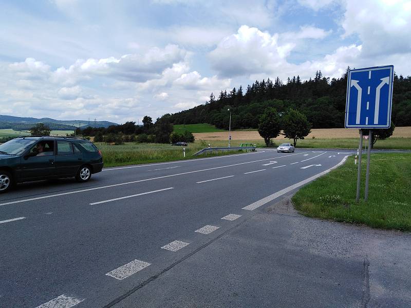 Křižovatka z Klatov na Domažlice a Janovice nad Úhlavou, kde by měla být vybudován nový chodník a začínat cyklostezka.